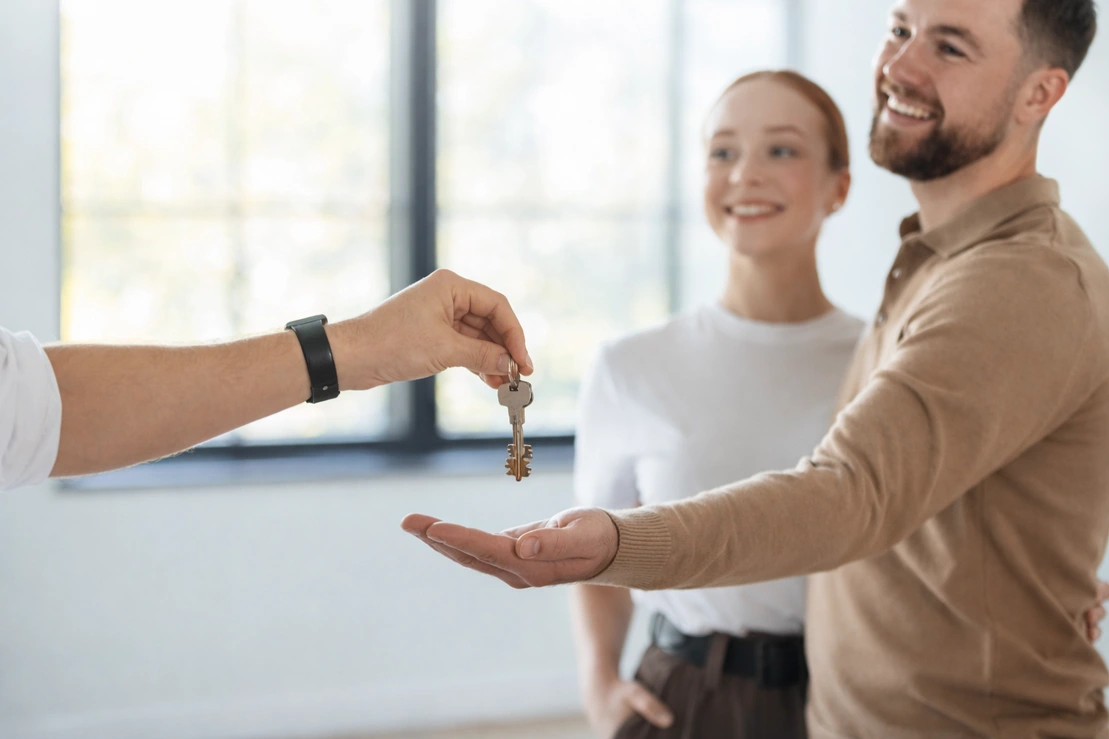 Comprador visitando una vivienda