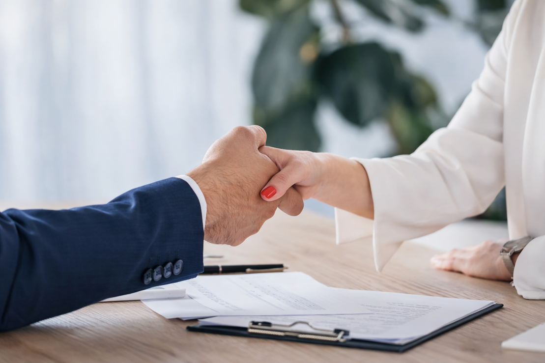 Agente inmobiliario estrechando la mano a un cliente