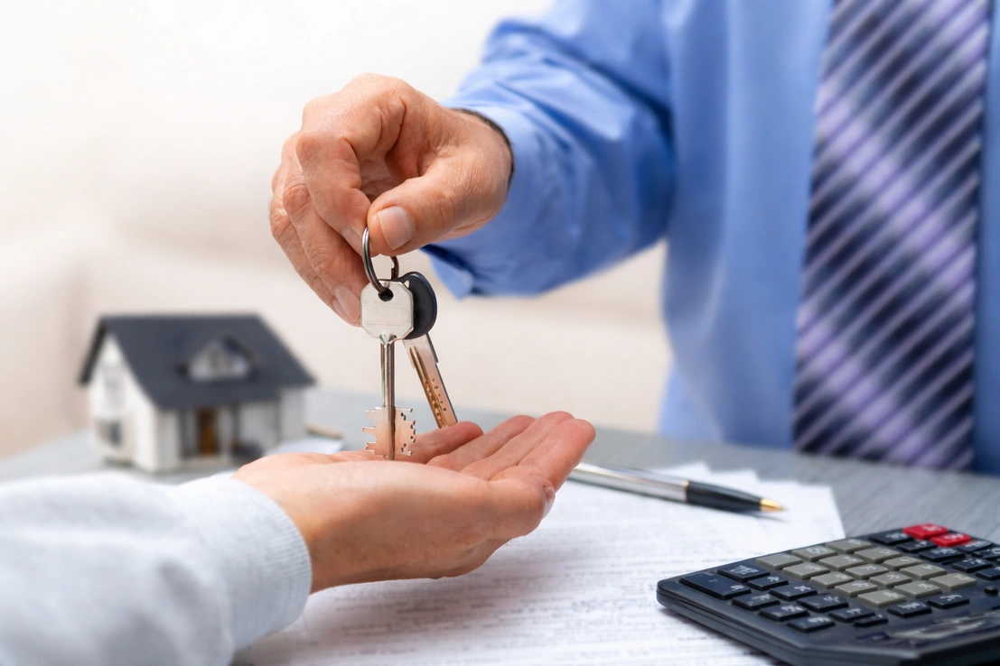 Icono de vendedor inmobiliario entregando llaves