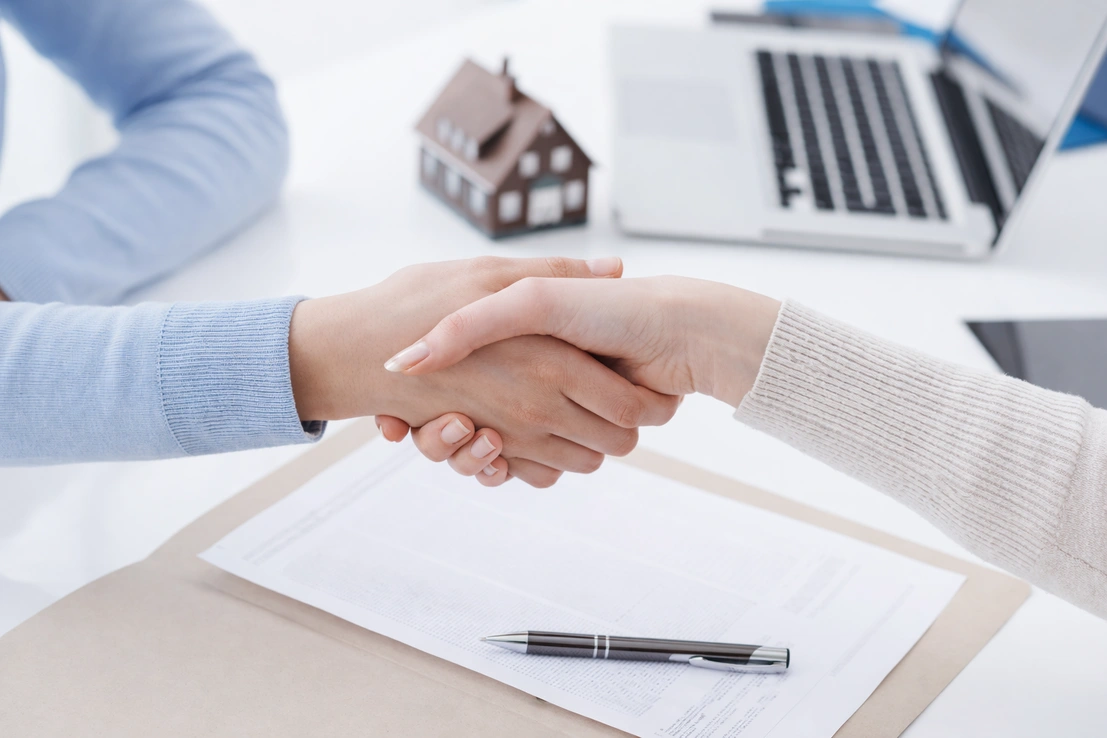 Agente inmobiliario estrechando manos